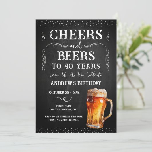 Kaas en bier 40e verjaardag Chalkboard Invitati Kaart (Staand voorkant)