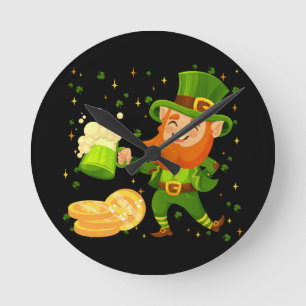 Kabouter drinkt bier St. Patrick's Day Ronde Klok