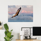 Kale adelaar boven besneeuwde bergen poster (Thuiskantoor)