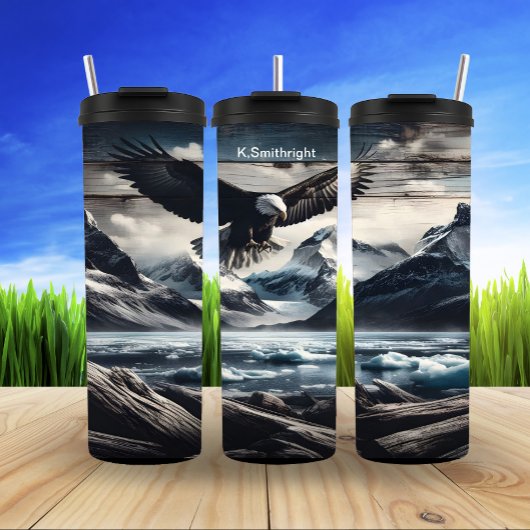 Kale adelaar boven bevroren toppen thermosbeker