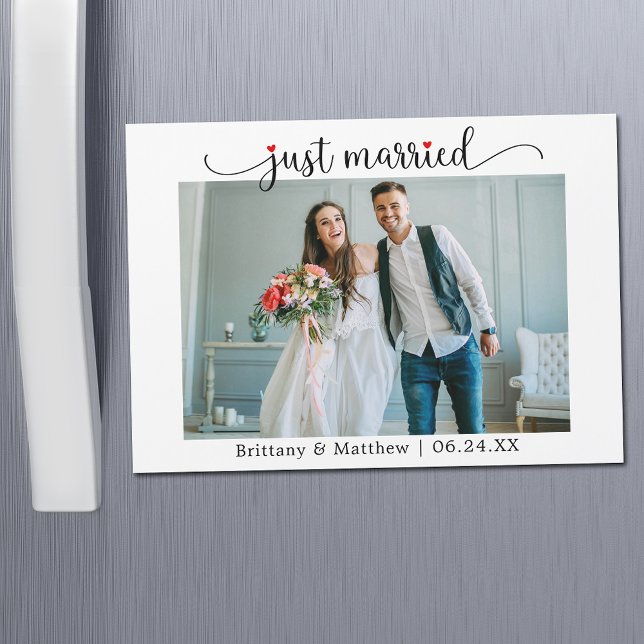 Kalligrafie Red Heart Just Married Magnet Kaart (Customize to change your personalized text size or text style.)