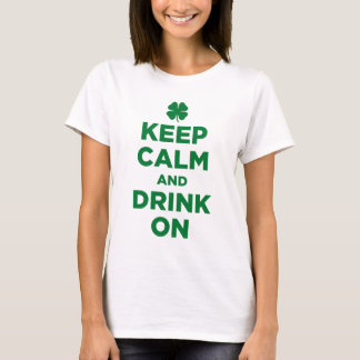 Kalm en Drink op T-shirt met Shamrock