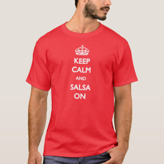Kalm en salsa op T-shirt houden