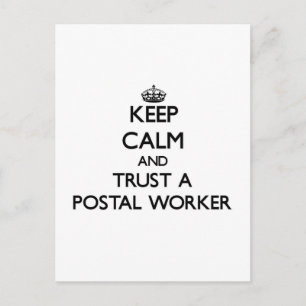 Kalm houden en een postmedewerker vertrouwen briefkaart