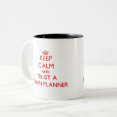 Kalm houden en een stadsplanner vertrouwen tweekleurige koffiemok (Voorkant links)