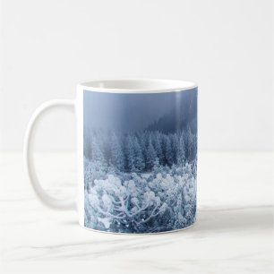 Kalm winterdag bovenop de bergen koffiemok