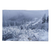 Kalme winterbergen: mistige sereniteit. kussensloop (Achterkant)