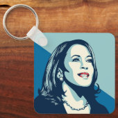 KAMALA HARRIS FORWARD SLEUTELHANGER (Voorkant)