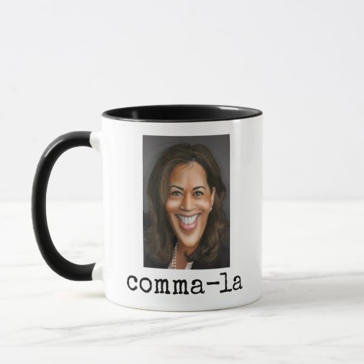 Kamala Harris (Het is komma-la) Mok (Links)