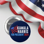 Kamala Harris pour le président 2024 Dark Blue<br><div class="desc">Kamala Harris pour le président 2024 Élection bouton bleu marine avec agitant drapeau américain. Une jolie conception rouge,  blanche et bleue pour un vote démocrate patriotique à l'élection présidentielle.</div>