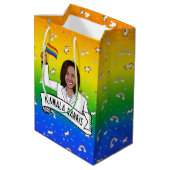 Kamala Harris Pride Medium Cadeauzakje (Achterkant Gekanteld)