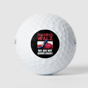 Kamala Harris stapt op rood MAGA-Pet Golfballen