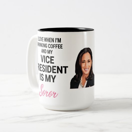 Kamala Harris VP AKA Alpha Kappa Alpha Tweekleurige Koffiemok (Voorkant links)