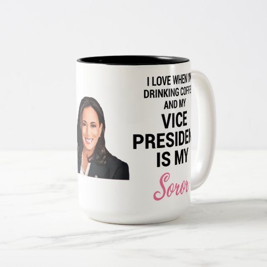 Kamala Harris VP AKA Alpha Kappa Alpha Tweekleurige Koffiemok (Voorkant rechts)