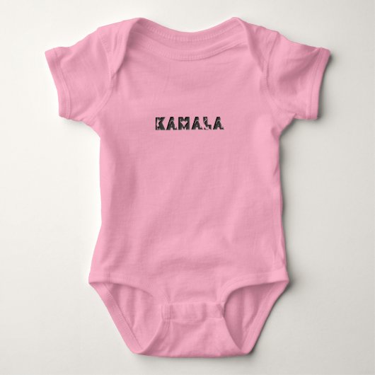 Kamala in het Cat Alphabet Romper (Voorkant)