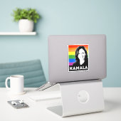 KAMALA PRIDE VLAG STICKER (Laptop op bureau)