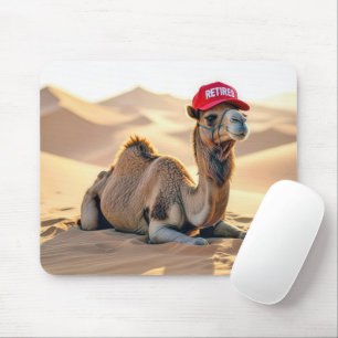 Kameel met een rode pensioenhoed muismat