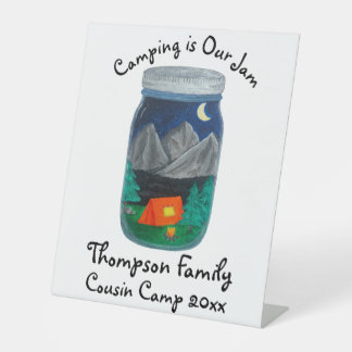Kamperen is Onze Jam Tent en bergen in Jar Reclamebord Met Voetstuk