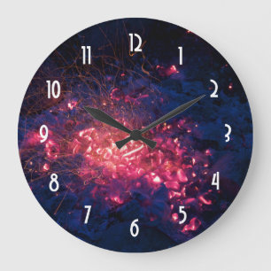 Kampvuur met brandende vezels grote klok