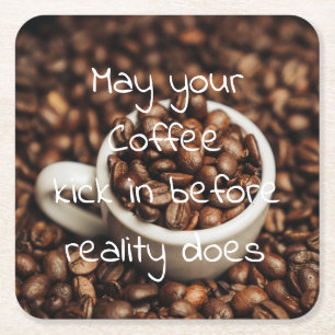 Kan je koffie inchecken voordat de realiteit het d vierkante kartonnen onderzetter