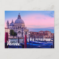 Kanaal met gondels en kerk in Venetië