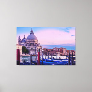 Kanaal met gondels en kerk in Venetië Canvas Afdruk