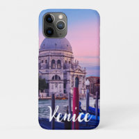 Kanaal met gondels en kerk in Venetië