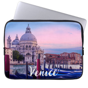 Kanaal met gondels en kerk in Venetië Laptop Sleeve