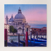 Kanaal met gondels en kerk in Venetië Legpuzzel (Verticaal)