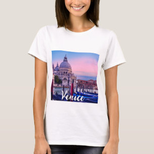 Kanaal met gondels en kerk in Venetië T-shirt