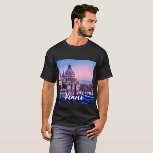 Kanaal met gondels en kerk in Venetië T-shirt (Voorkant volledig)