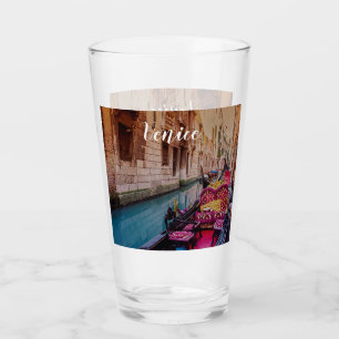 Kanaal met traditionele gondola in Venetië, Italië Glas