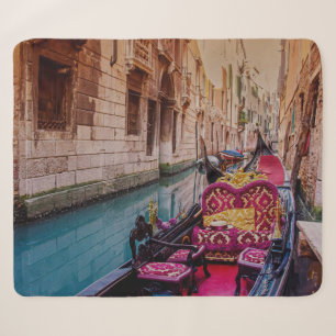 Kanaal met traditionele gondola in Venetië, Italië Sherpa Deken