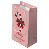 Kandijriet met een zwoerd en kersthals op roze klein cadeauzakje (Achterkant Gekanteld)