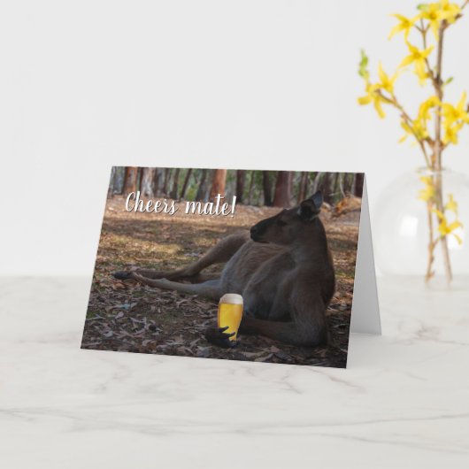 Kangaroo Relaxing with Beer Australia Funny Kaart (Gele Bloem)
