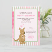 Kangaroo Roze Uitnodiging voor mammie (Staand voorkant)