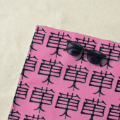 Kanji Treat rose serviette de plage (En situation)
