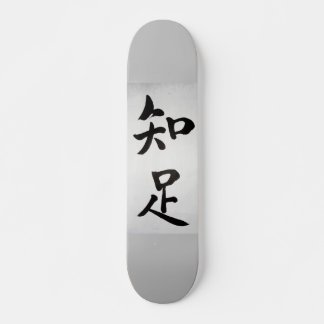 Kanjis chinos en medio de fondo gris skateboard