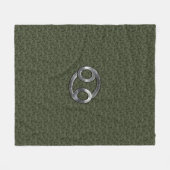 Kankerdiersymbool op groene digitale camo fleece deken (Voorkant (Horizontaal))