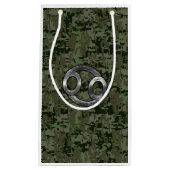 Kankerdiersymbool op groene digitale camo klein cadeauzakje (Voorkant)