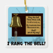 Kankeroverlevende Bell personaliseert datum op rug Keramisch Ornament (Voorkant)