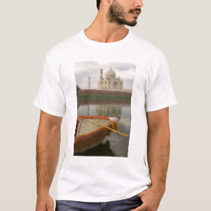 Kano in water met Taj Mahal, Agra, India T-shirt