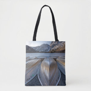 Kanoe bij het meer tote bag