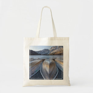 Kanoe bij het meer tote bag