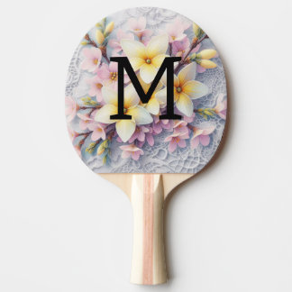 Kant met monogram roze en gele lentebloemen tafeltennisbatje