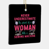 Kantel de kracht van een vrouw met een naaimachine keramisch ornament (Rechts)