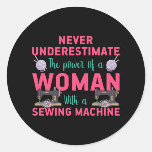Kantel de kracht van een vrouw met een naaimachine ronde sticker