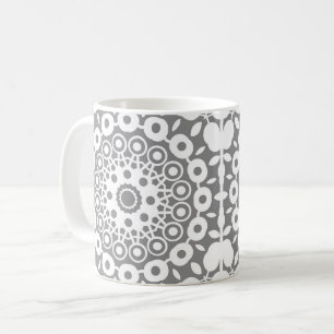 Kanten witte vierkanten op een lichtgrijze achterg koffiemok