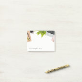 Kantoor vanaf het bureau van post-it® notes (Op bureau)