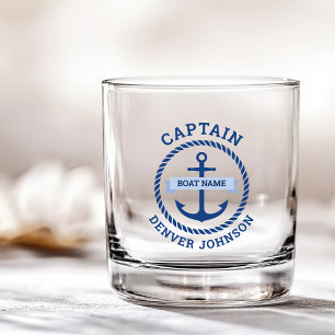 Kapitein verankert de naam van de grenzingsboot op whisky glas